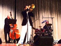 Deutsch: Die Jazz-Combo um Joo Kraus während eines Konzerts im Atrium von Vilshofen an der Donau im Rahmen der Konzertreihe Herbstlaub im November 2010. by High Contrast